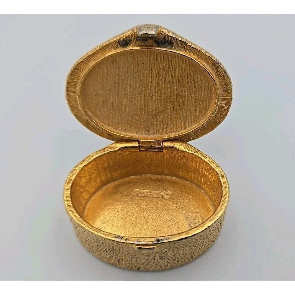 VINTAGE DESIGNER FLORENZA GOLD TONE EMERALD LUCITE CABOCHON PILL BOX